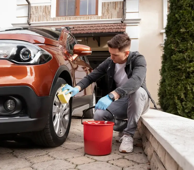 Lavage auto à domicile Espelette : professionnel intervenant sur un véhicule